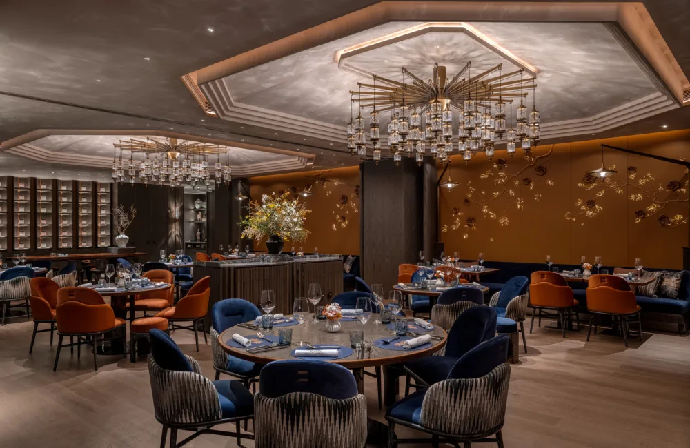 A dining room in the Kitin with an elegant chandelier at the ceiling