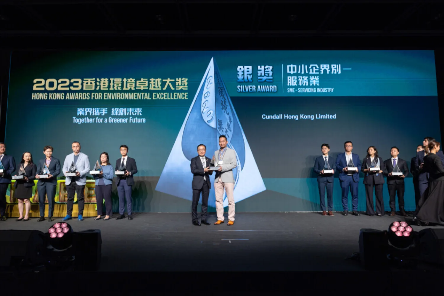 Joe Tang received the award from the presenter during the HKAEE award ceremony.