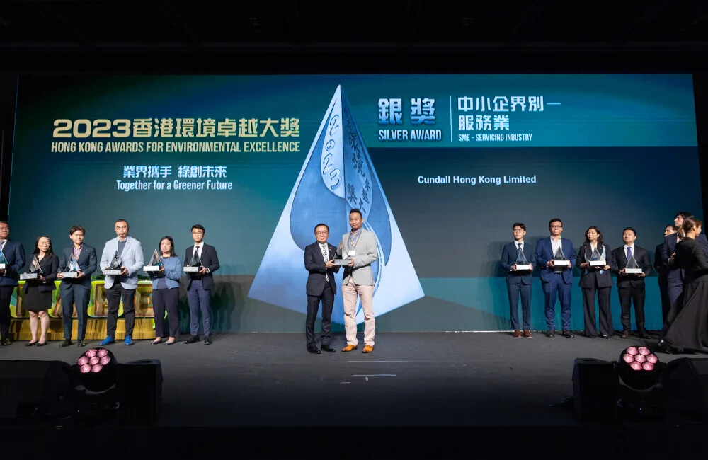 Joe Tang received the award from the presenter during the HKAEE award ceremony.