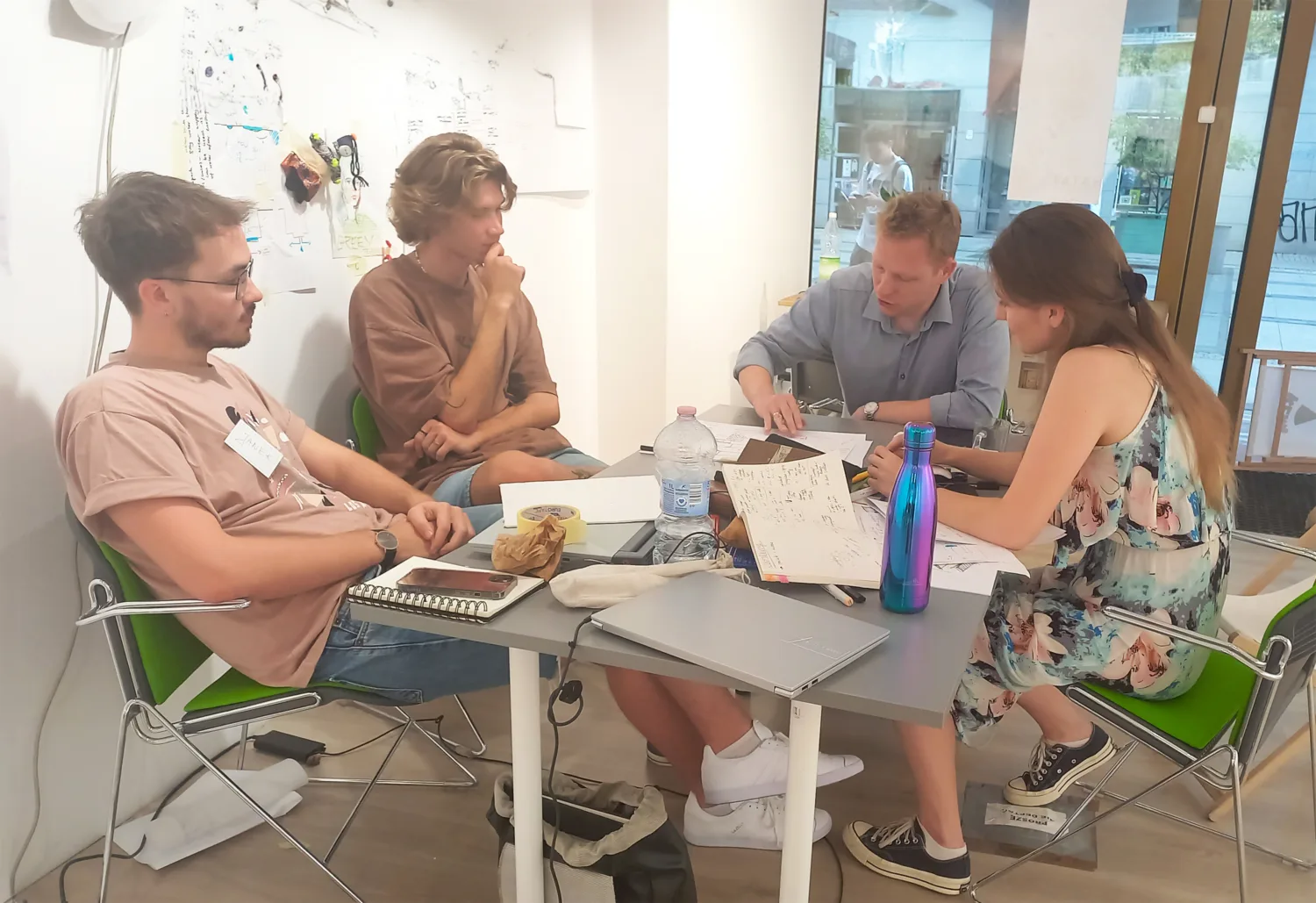 Przemek Paluszynski having a serious discussion with some students in a small group.