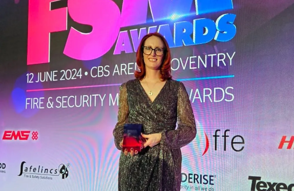 Leigh holding the award in front of the FSM awards screen