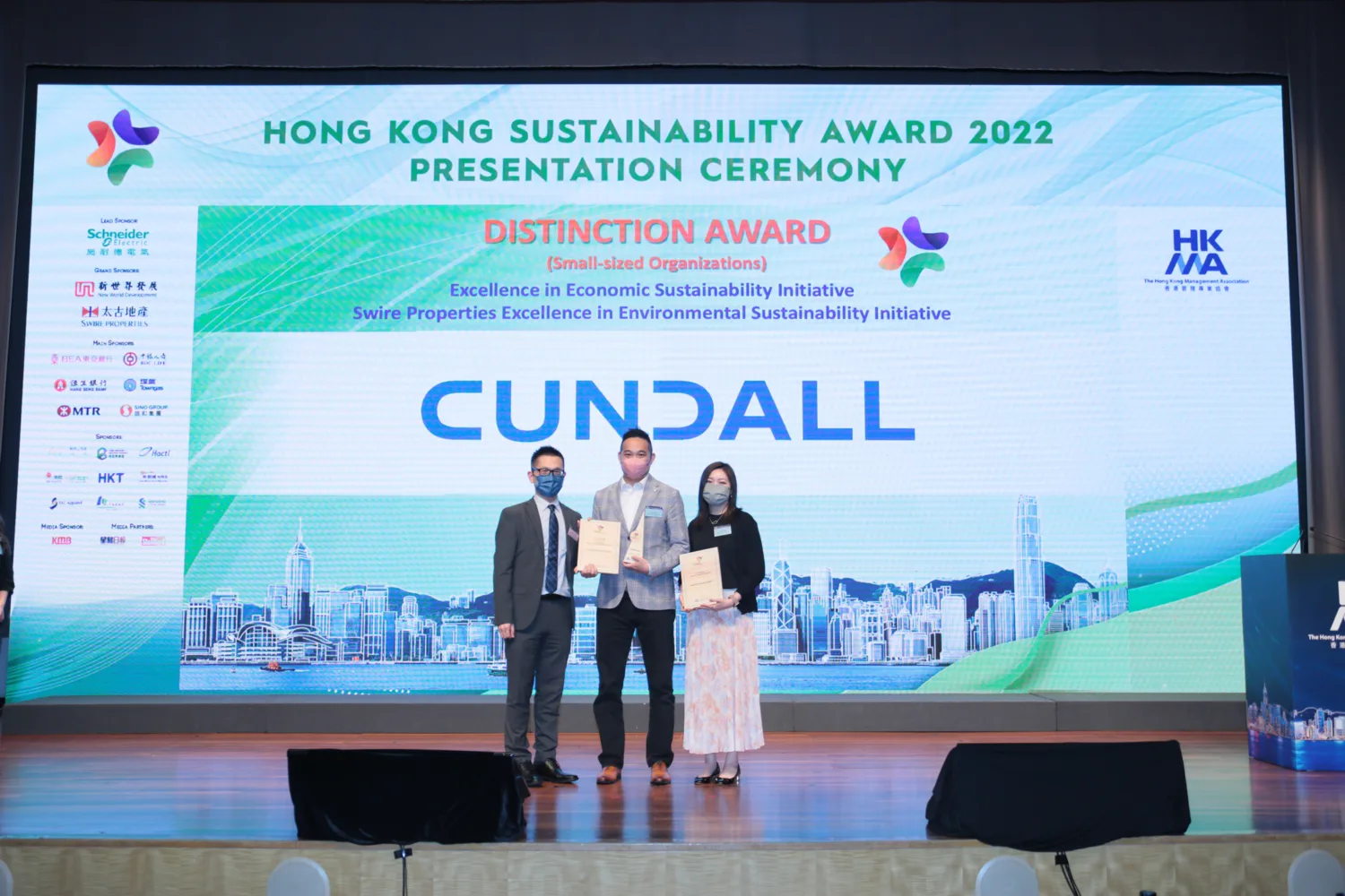 2 Cundall employees on stage reciving a sertificate for the award win