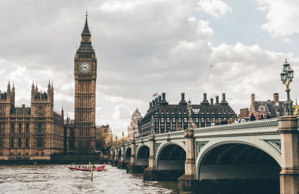 Westminster bridge, the thames and parliament and Big Ben in the background against a cloudy sky