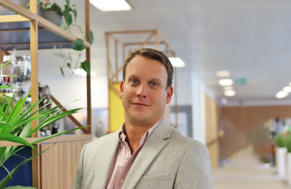 Head and sholders in Robin standing in the London office