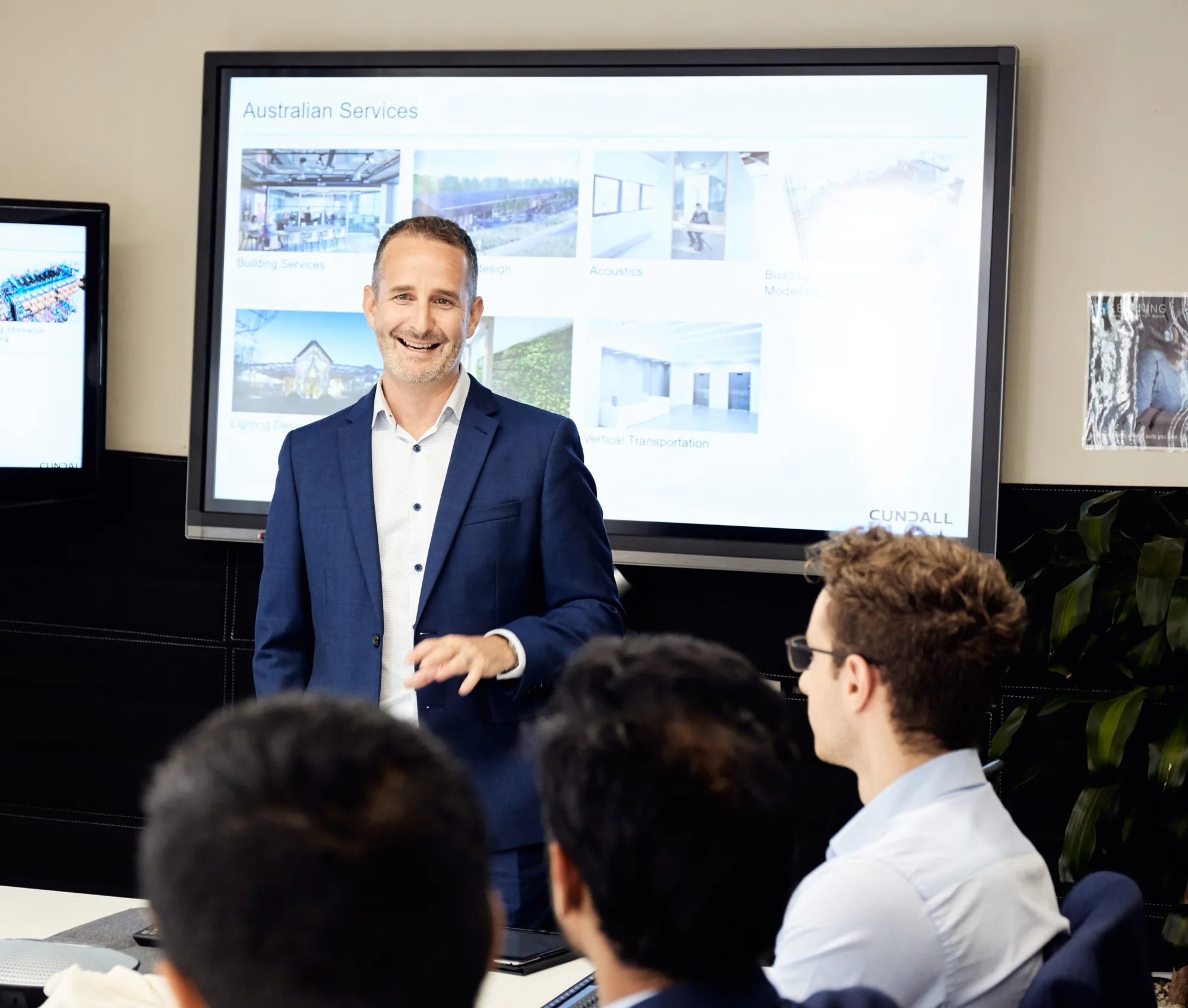 Garrit Schot presenting in a meeting with white screen behind