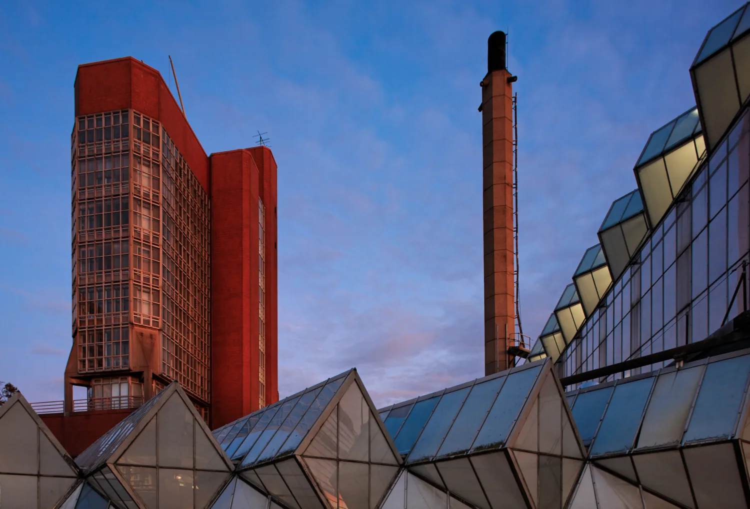 Exterior of the University of Leicester Engineering Building at twilight